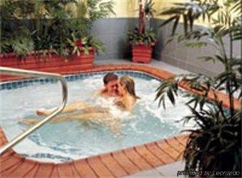 Lees Inn & Suites Мънси Екстериор снимка