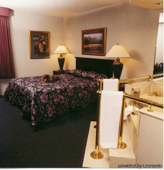 Lees Inn & Suites Мънси Стая снимка